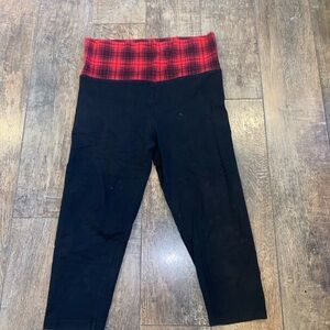 Good condition. Victoria Secret cropped leggings. Size M.